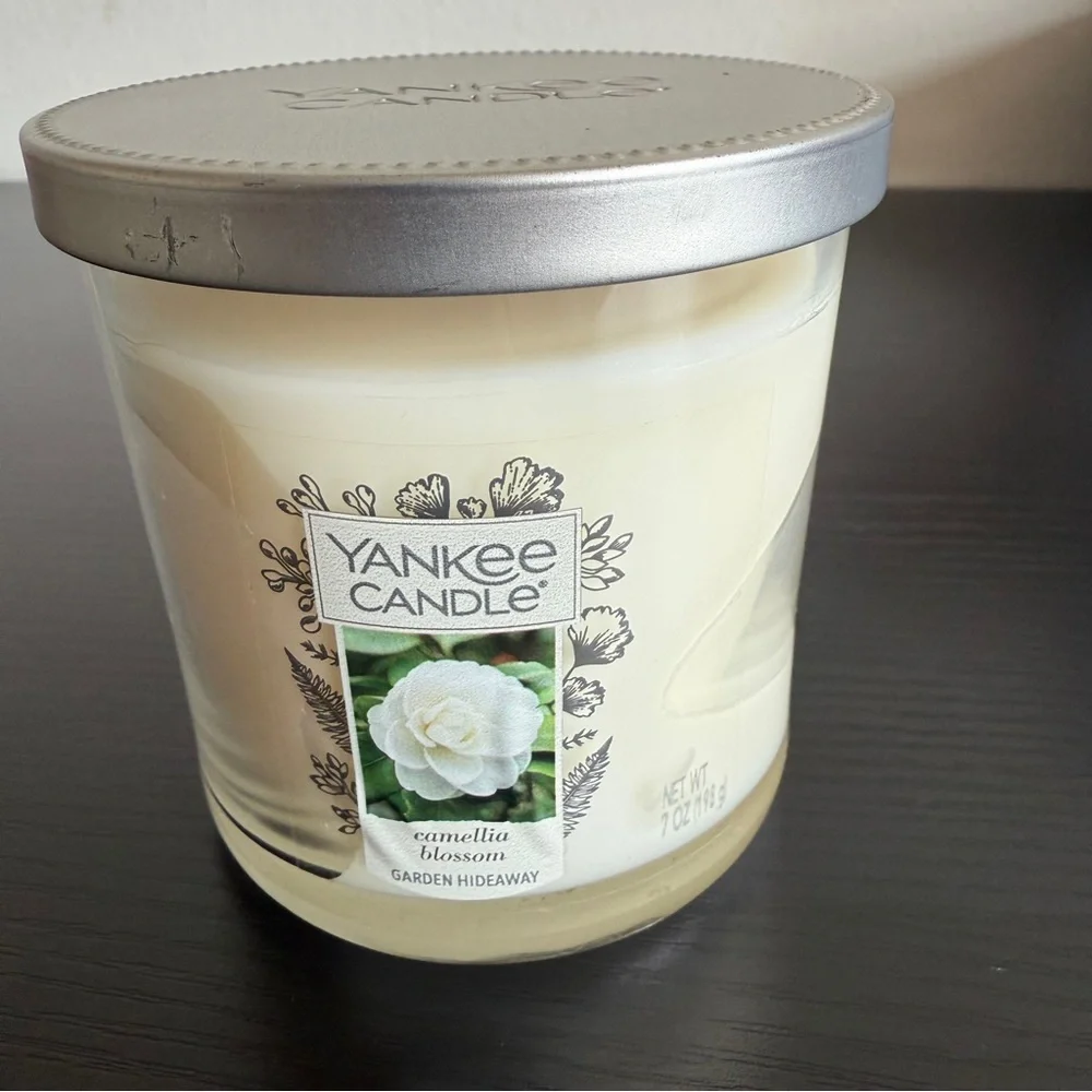 NEW Yankee Candle Camellia Blossom Scented Jar Candle with platform lid — Cream